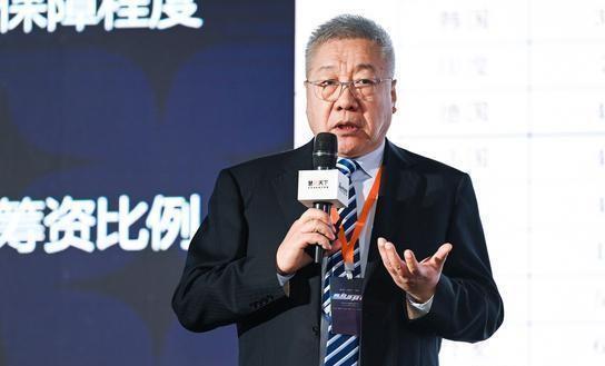 骂声铺天盖地好几年，换别人早缩起来了吧？可郑秉文偏不。10月20号金融街论坛的台