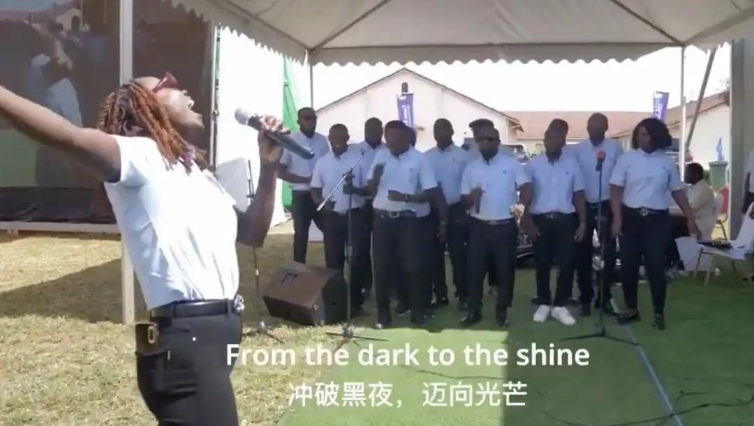 不少网友在短视频平台刷到过节奏明快的《谦比希铜矿之歌》，演唱者全部来自赞比亚本地