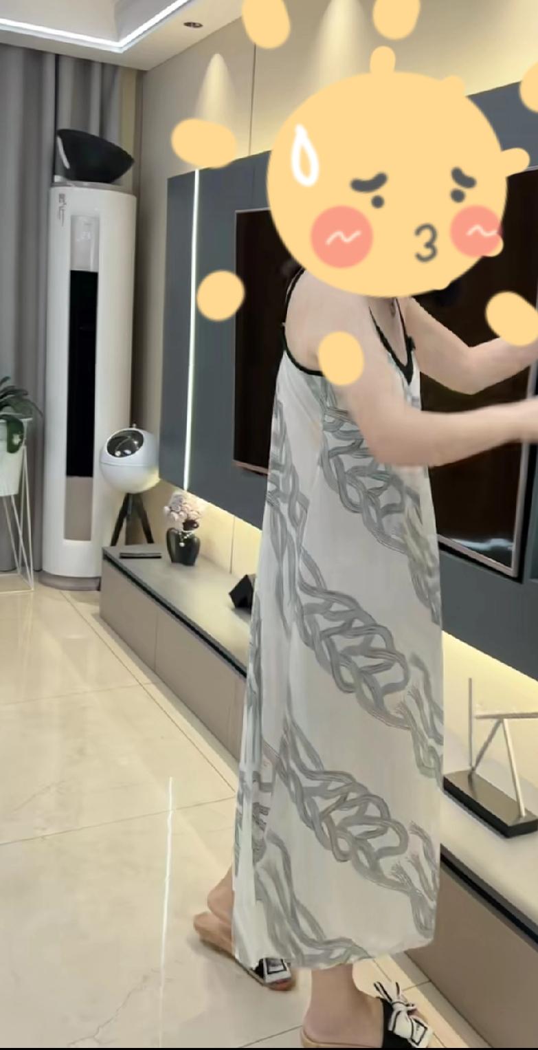 美女家的这款睡衣太漂亮了，前后都是V字形，特别宽松舒适，赶紧给自己的老婆入手了一