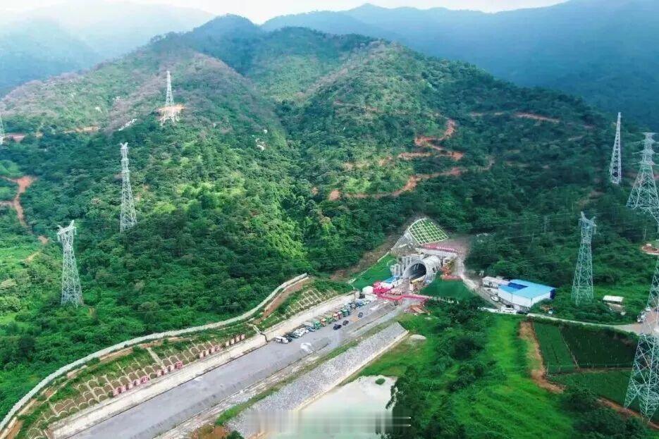 高铁头条【珠肇高铁将军岭隧道顺利贯通】7月10日，随着最后一段岩体成功爆破，由广