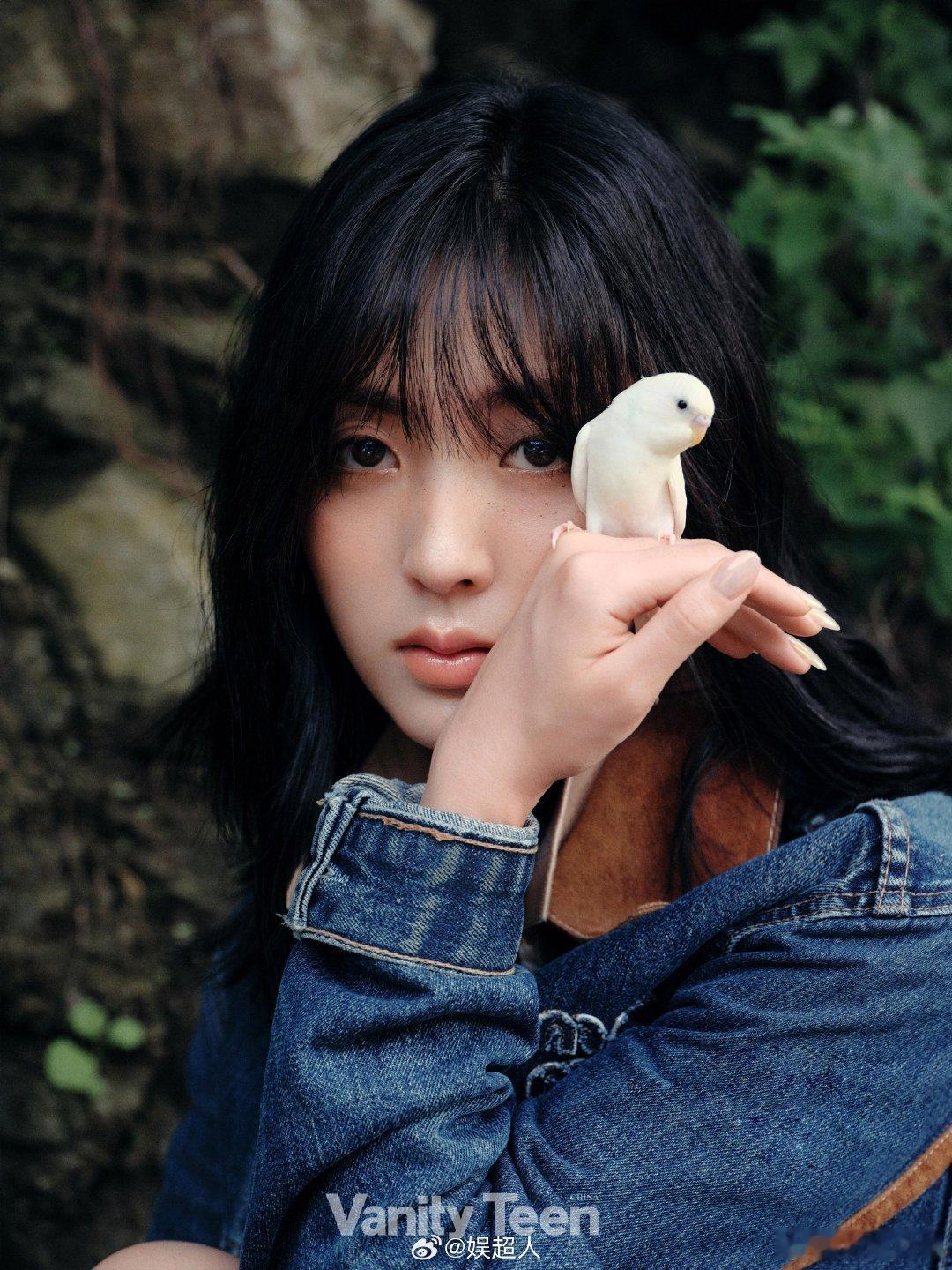 #邢菲杂志##邢菲气场#邢菲的时尚品味再次升级！黑色连衣裤搭配镂空流苏披肩，清冷