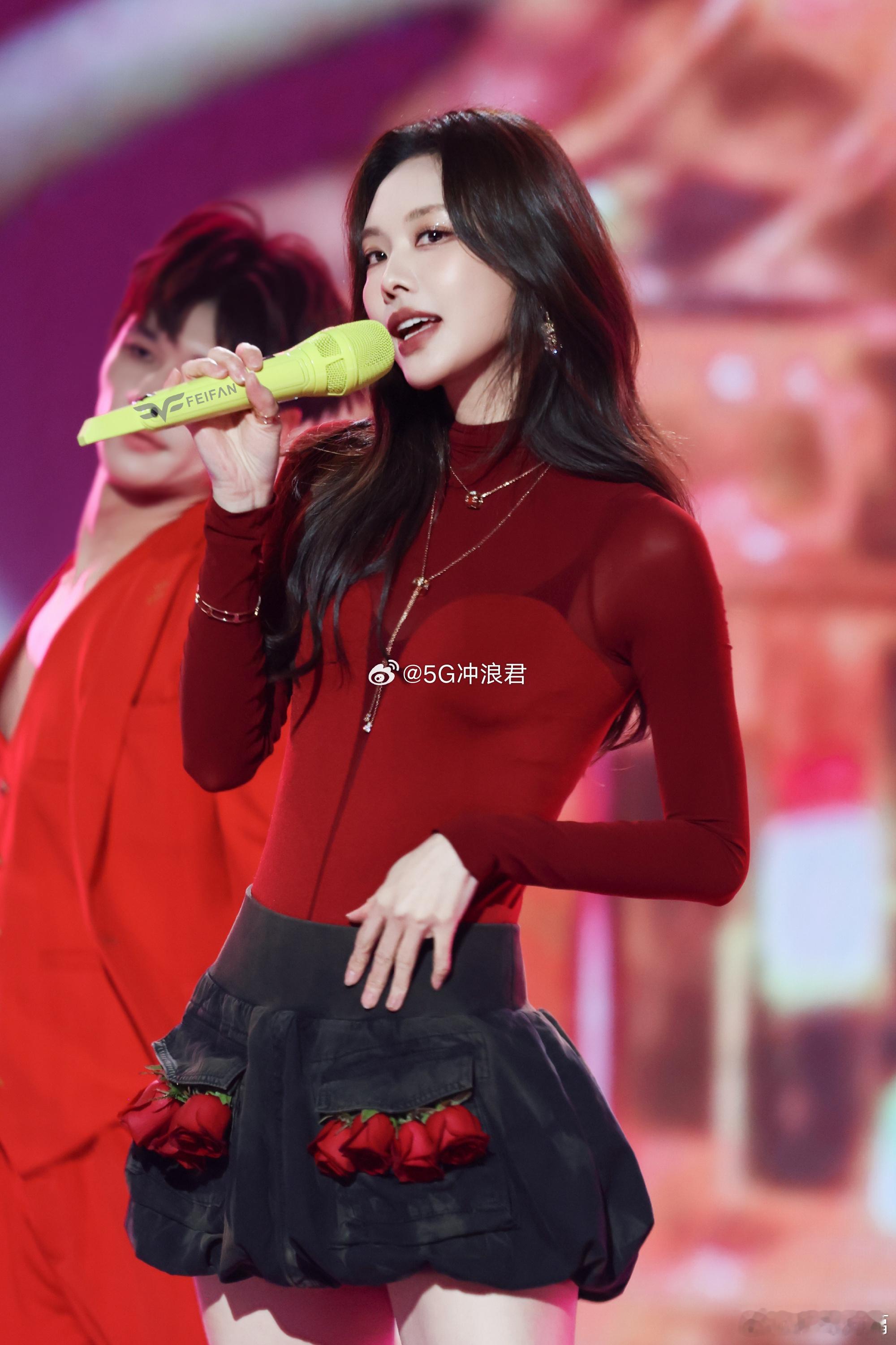 G社镜头下的王霏霏hello时装周 看到王霏霏米兰生图的第一眼就被吸引了，G社原