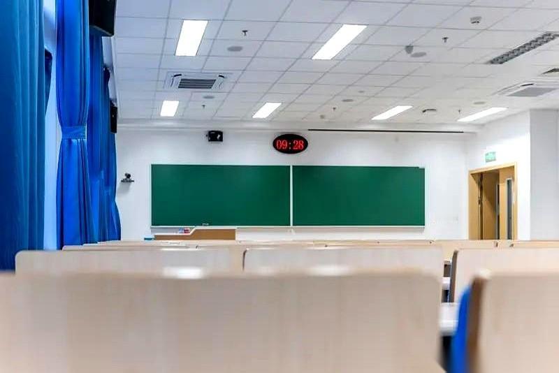 周末一大早，我姐夫穿着大裤衩正撅着屁股擦地，我姐在那儿慌里慌张地切西瓜、摆果盘。