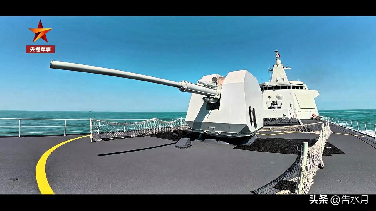 055主炮上的爬架去掉以后确实清爽多了啊！

看着舒服多了，干干净净的主炮，之前