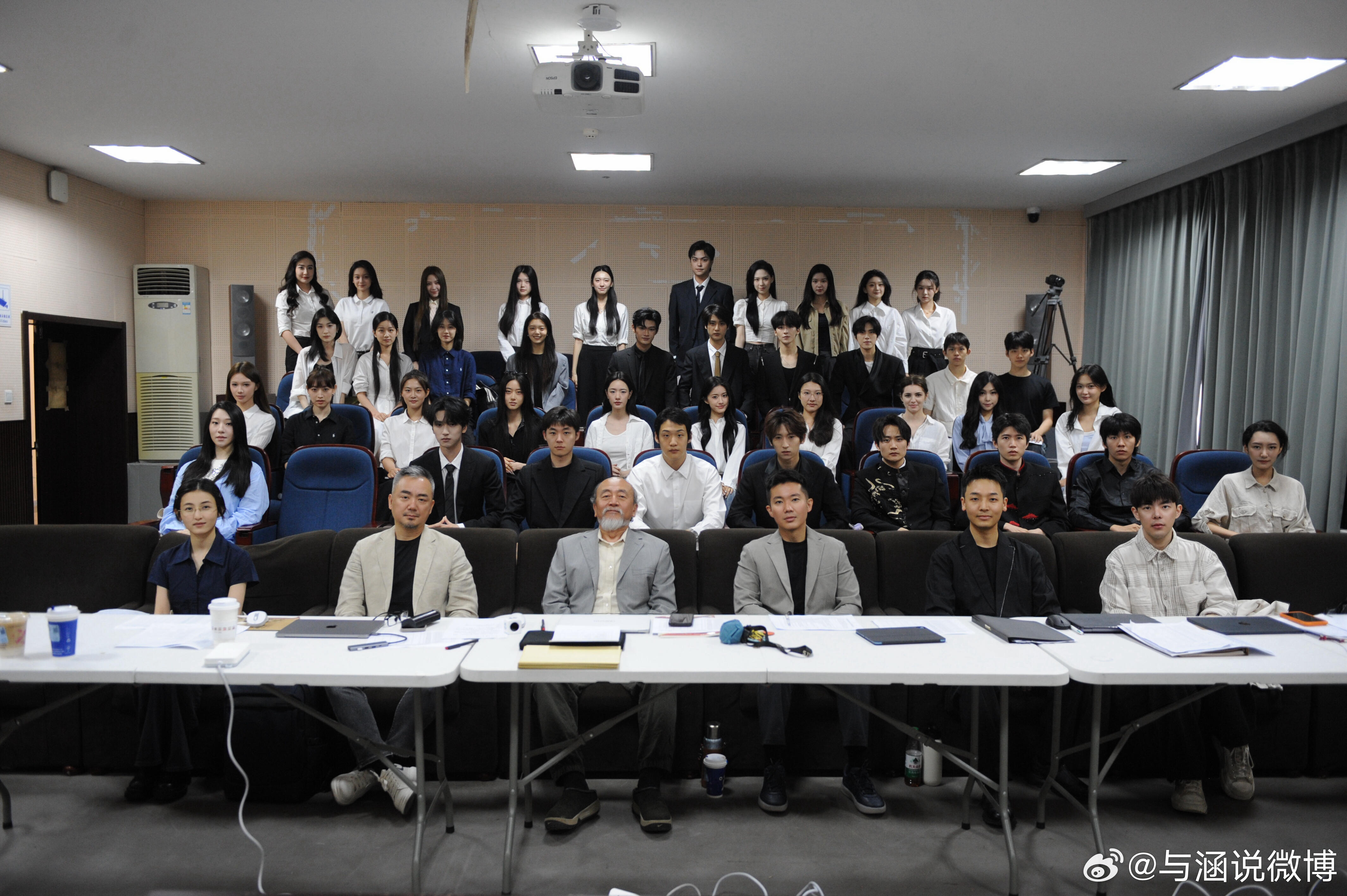 北京电影学院2022级表演专业毕业合影严浩翔、何洛洛、欧阳娣娣同框 左下角还有张