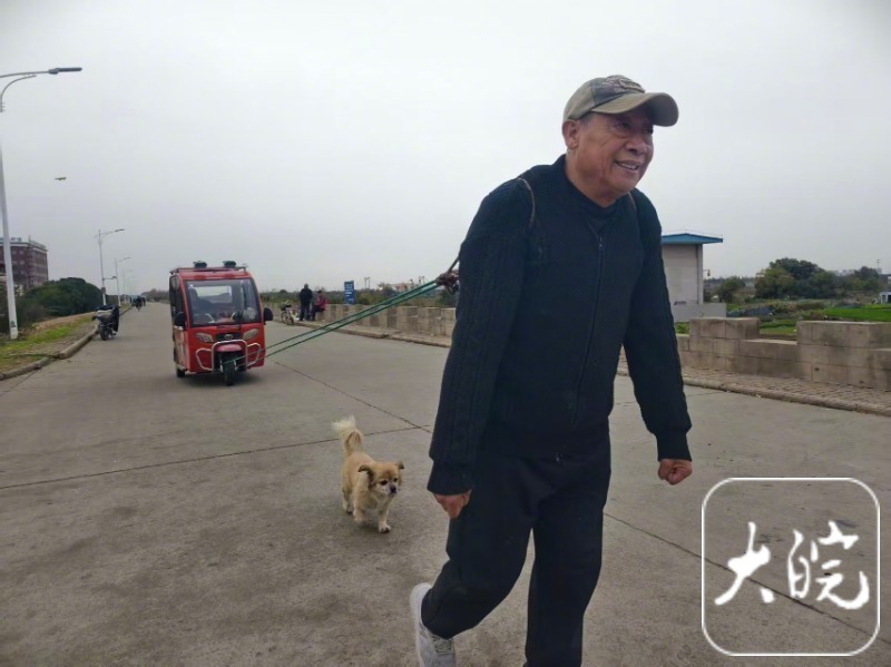   11月17日下午3时许，蚌埠市禹会区滨河南路的堤坝上，蚌埠市民刘德才，将磨得