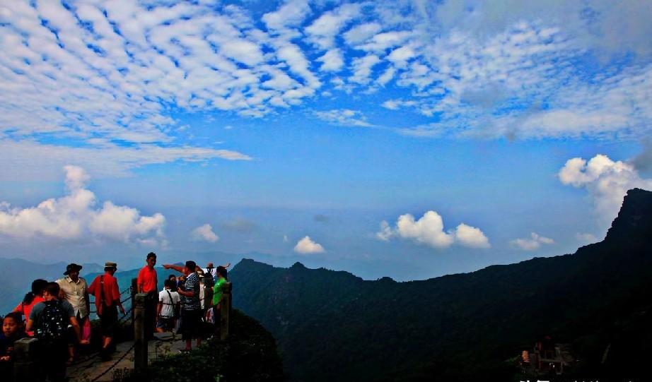 七十五岁
十四小时工作
比年轻人还拼
刘晓庆最近火了。
不是绯闻，不是红毯，是她