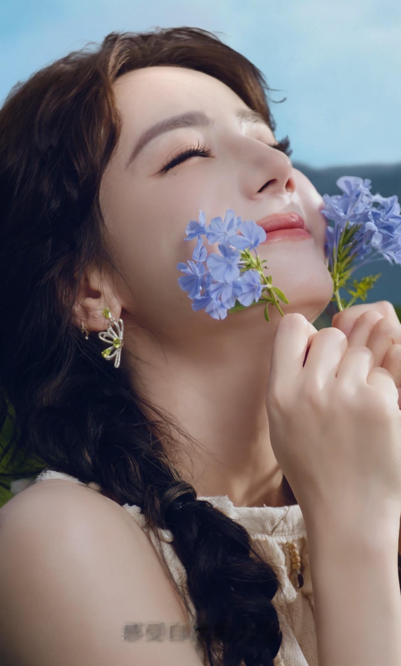 迪丽热巴在斯维诗的镜头里好美迪丽热巴真的360度无死角的美！ ​​​