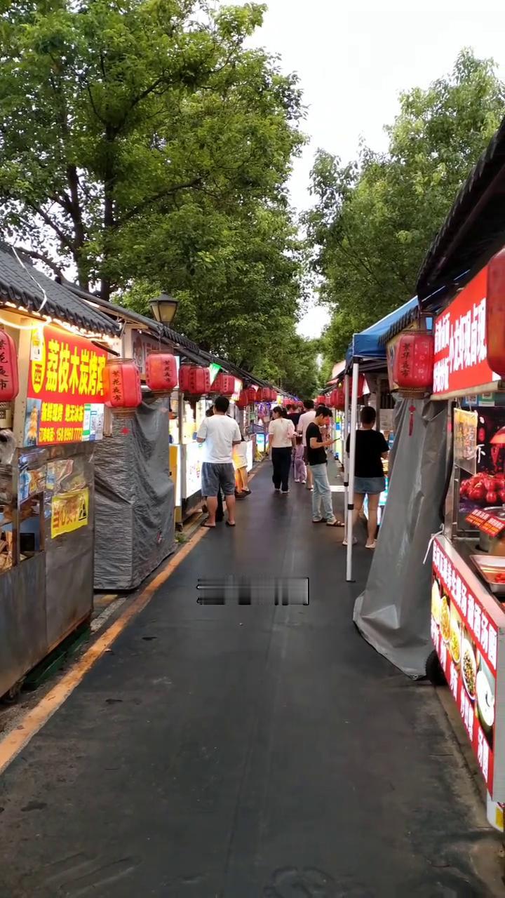 石岩繁花食井美食街是深圳重点打造的夜间经济特色商圈，非单一封闭美食街，以食+花为