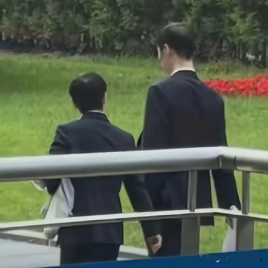 看着这两个人的背影，不禁感慨万千:王励勤:知错就改，改了就好。
孙颖莎:不计前嫌