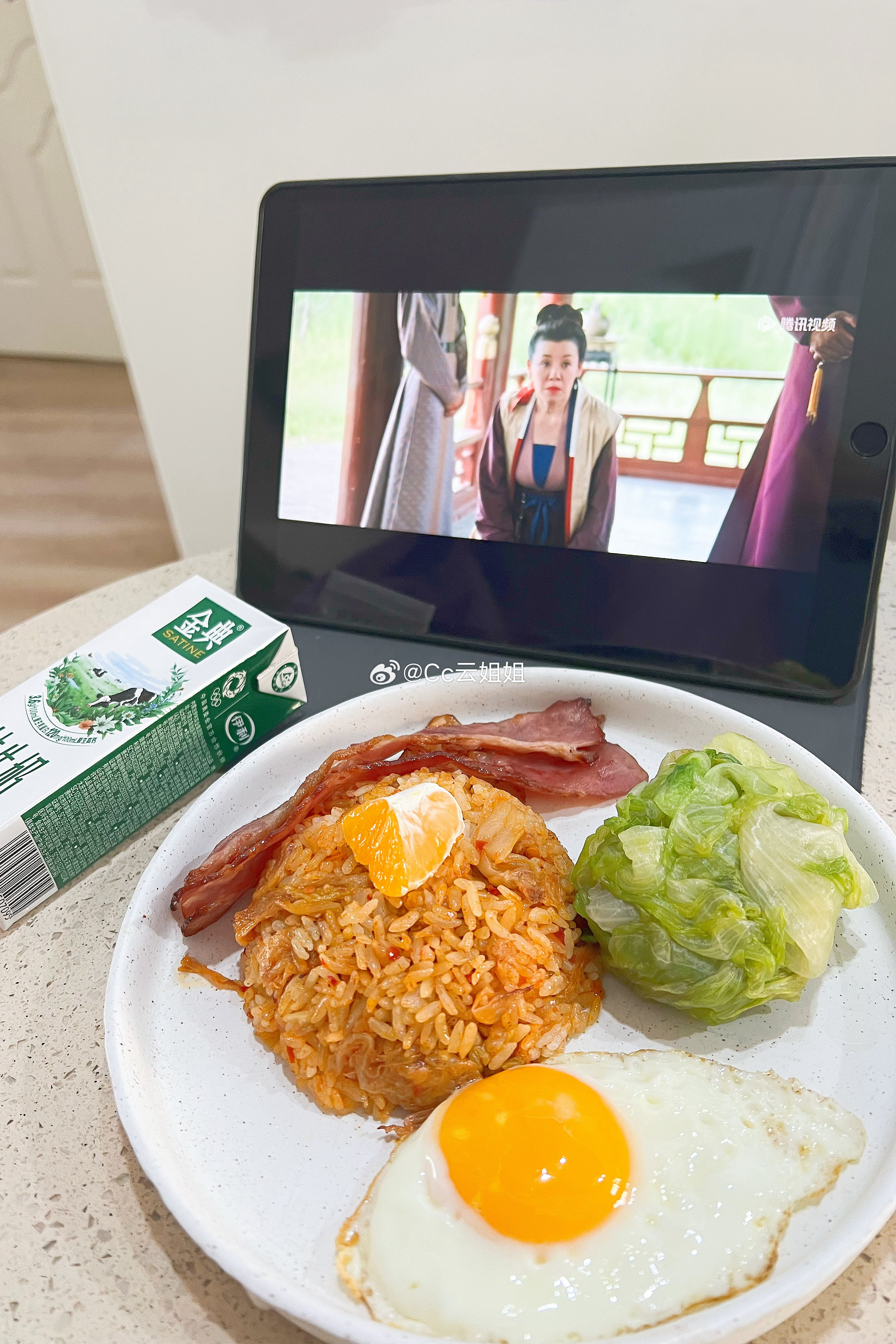 昨天被动熬夜早上七点起床就看到阳光做一顿辣白菜炒饭brunch感觉又找回了原来的