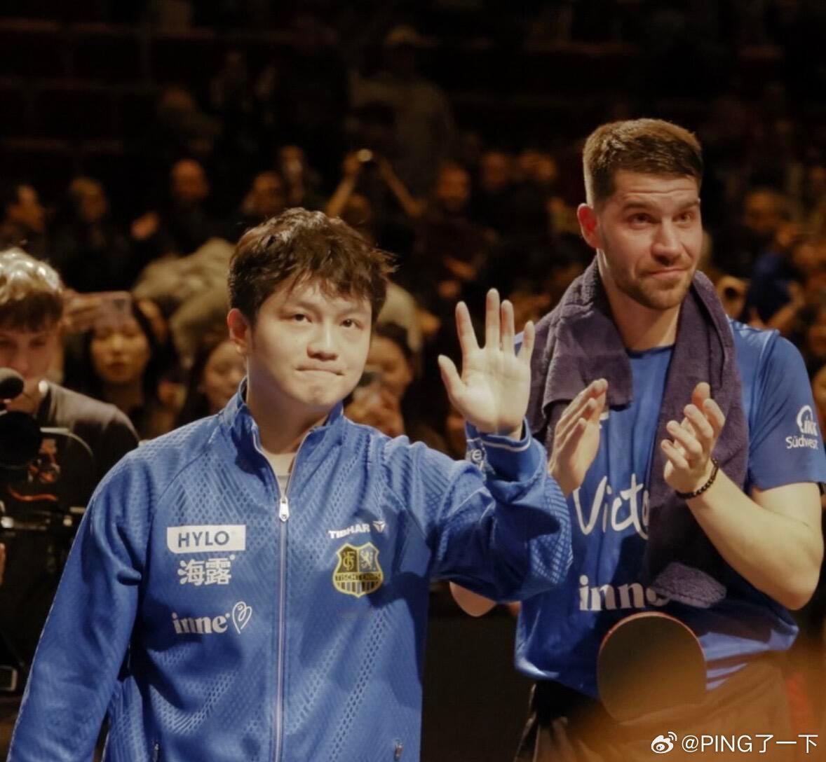 樊式回答：挥手👋🏻抿嘴👄颔首 