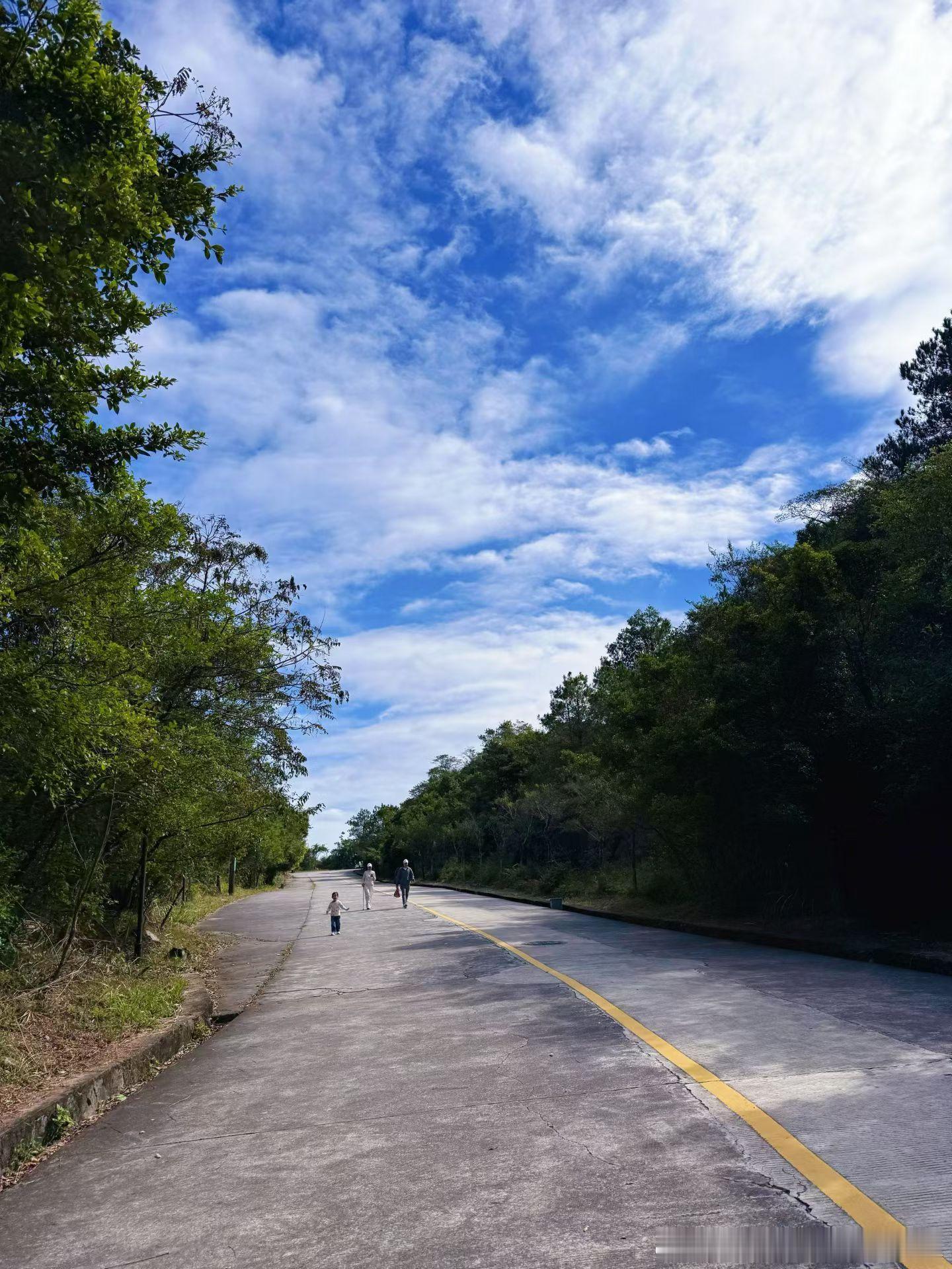 阳光明媚，心旷神怡，好天气真是治愈。周末当然要去呼吸一下新鲜空气，老待家里也没意