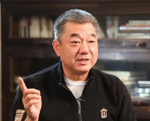 主持人问董勇:“你最不擅长做的事是什么？”董勇不假思索就说:“我最不擅长做的就是