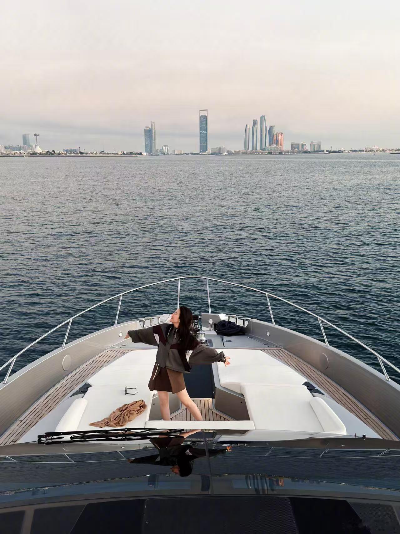 刘亦菲游艇照刘亦菲游艇大片刘亦菲游艇照，好美，真棒 