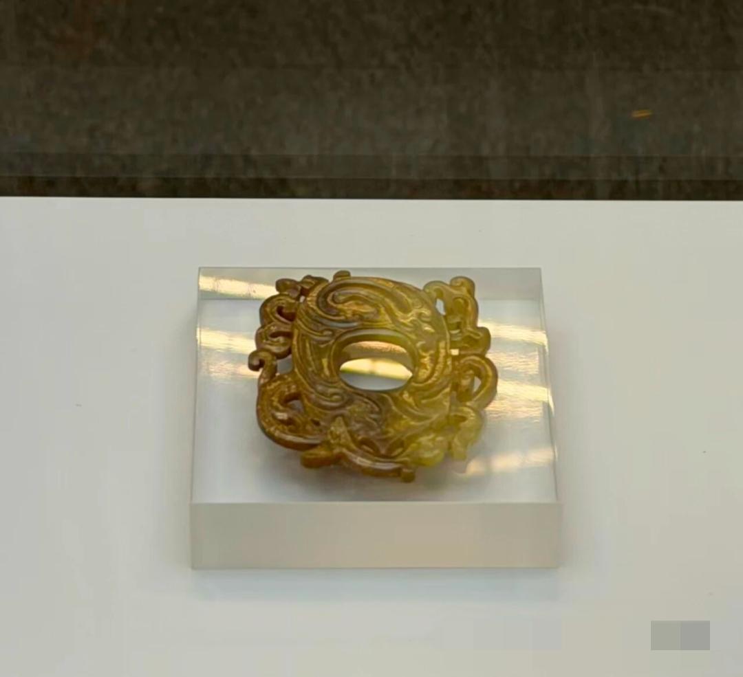 近日，青岛市西海岸博物馆馆藏的汉代珍贵文物玉玦和铜席镇亮相在香港文物探知馆开幕的