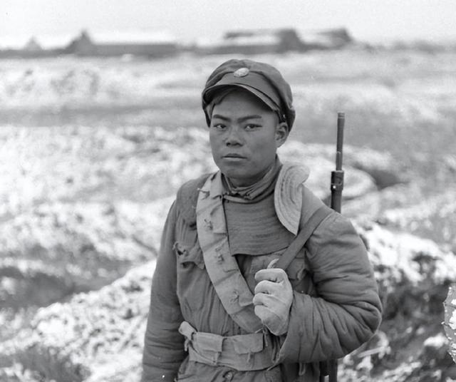 1948年3月，国民党整90师中将师长正在怒骂小电话兵，甚至开了两枪恫吓。小电话