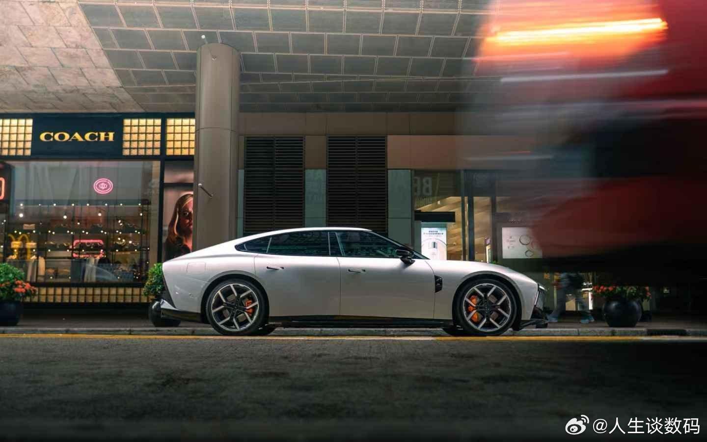 小鹏P7首次亮相香港街头今日香港街头惊现全新小鹏P7，其既未来又时尚的原创设计，