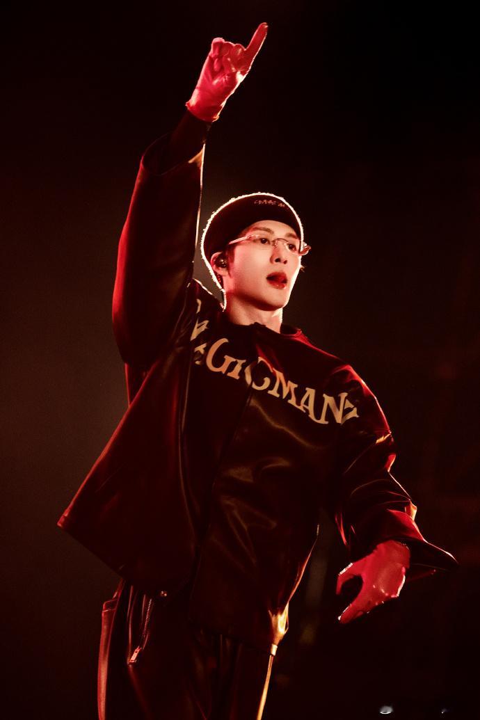 这张图好粗糙但我信了：5月北京去年阵容真的强，王嘉尔、华晨宇、黄子弘凡都去了，微