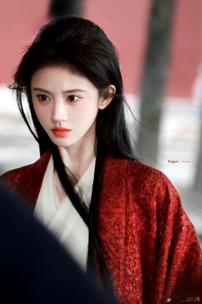 鞠婧祎露芜衣红衣披发，小鞠的每一次路透，造型都能给我惊艳到！！美艳不可方物啊！！