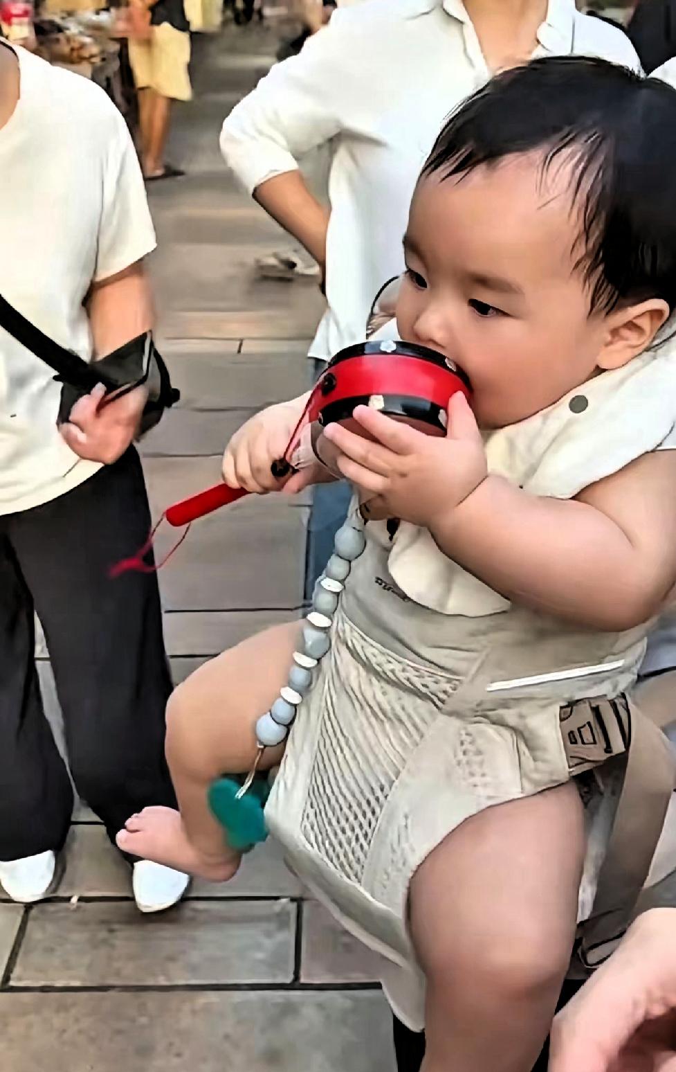见过太多出门哭闹、黏人的小朋友，却第一次被全程安静乖巧的小萌娃狠狠治愈！可爱的小