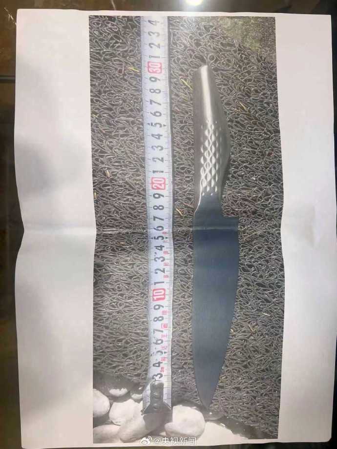 【#强闯我使馆日本人携带的刀具曝光#】#中国驻日使馆收到炸弹威胁# 今天，中国驻