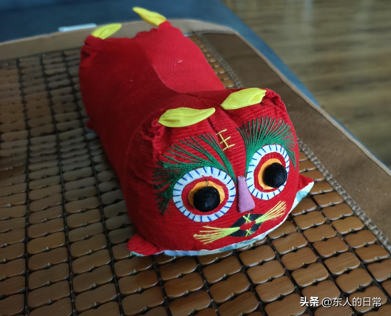 陕西特色手工一一小老虎手工布枕头

这还是老伴他去西安旅游时买的（以前我们每到一