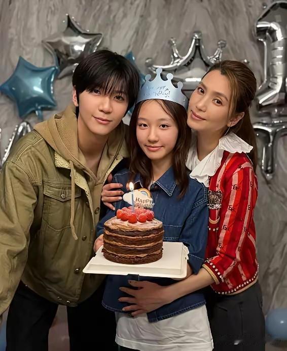 洪欣的儿子为同母异父的妹妹庆祝生日，看图片一家人相当的和谐，哥哥展现出了对妹妹的