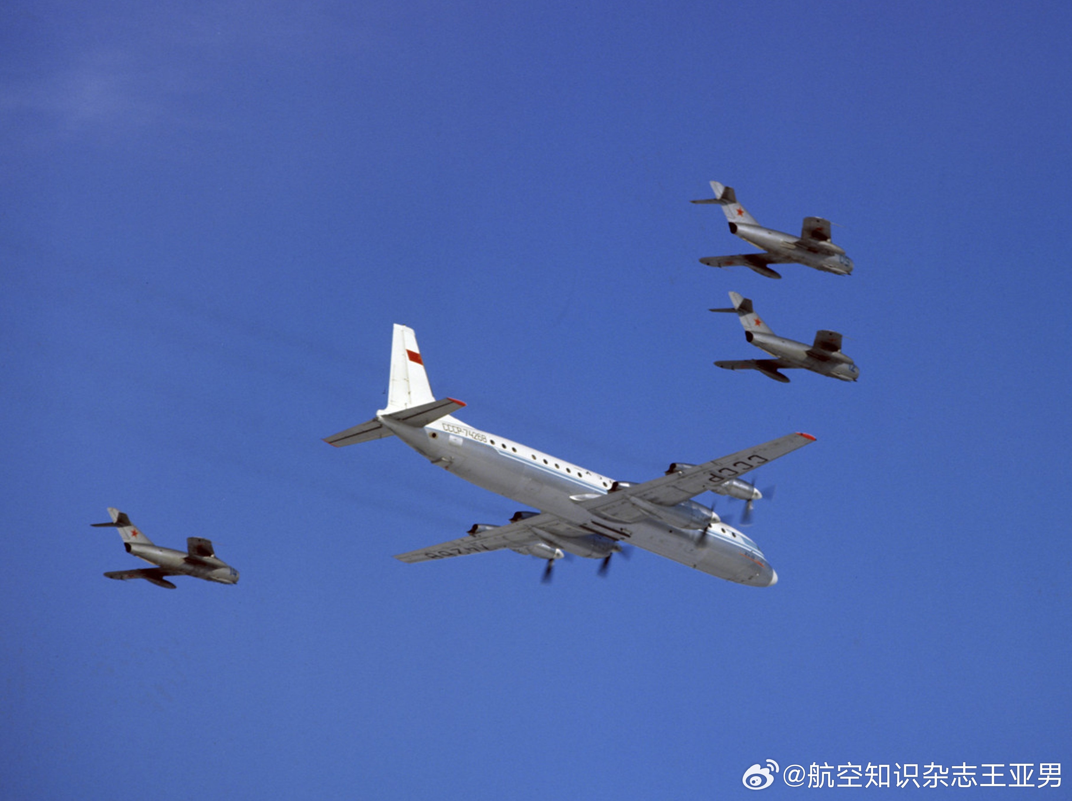 “联盟”4号于1969年1月14日搭载航天员弗拉基米尔·沙塔洛夫发射升空，在轨道
