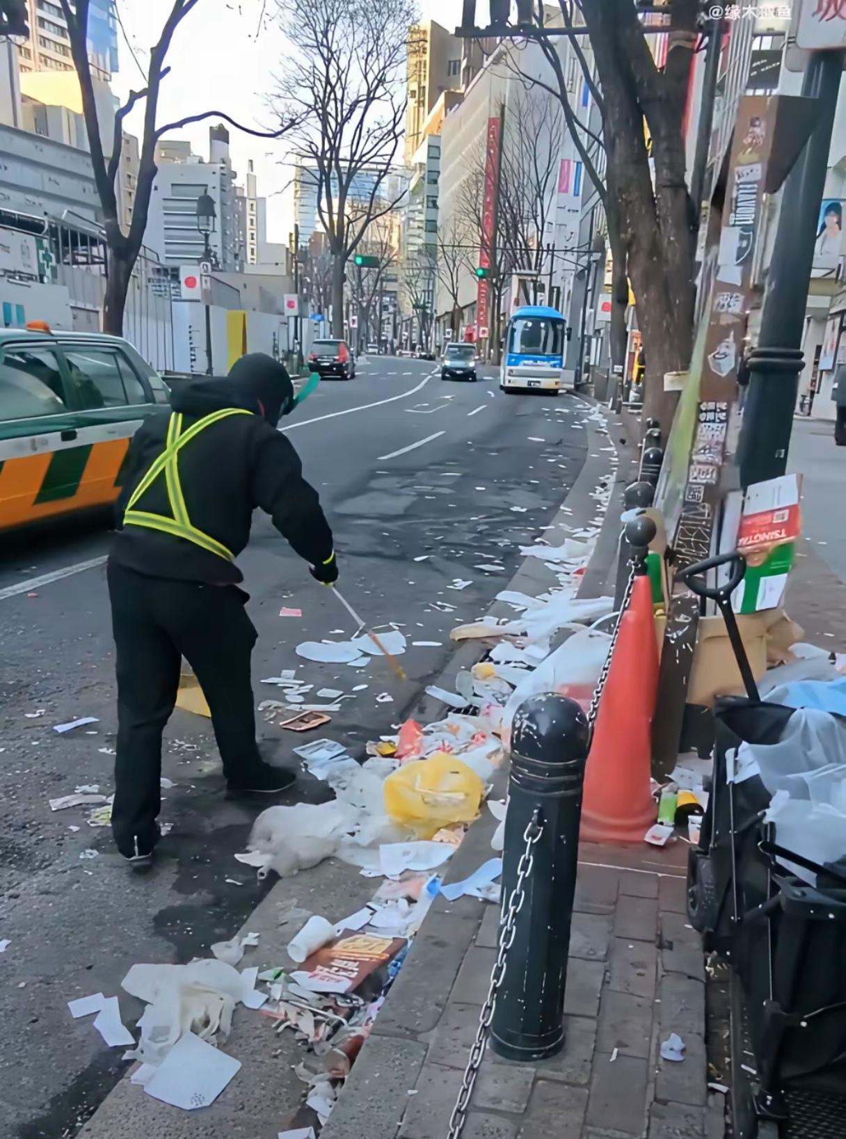 看看吧，这就是日本清晨的街道，环卫工人忙着打扫卫生！这个街道似乎也没有大侄子们说