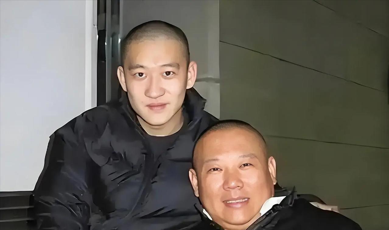 2010年，曹云金出走德云社，带走了19岁的烧饼。曹云金说:“德云社称收徒弟不收