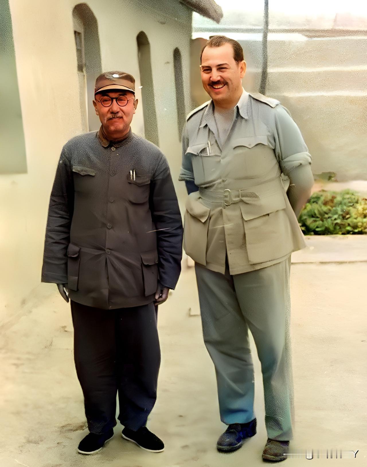 这是阎锡山和战地记者福尔曼的一张合影老照片，拍摄于一九四四年的山西临汾。这绝非演