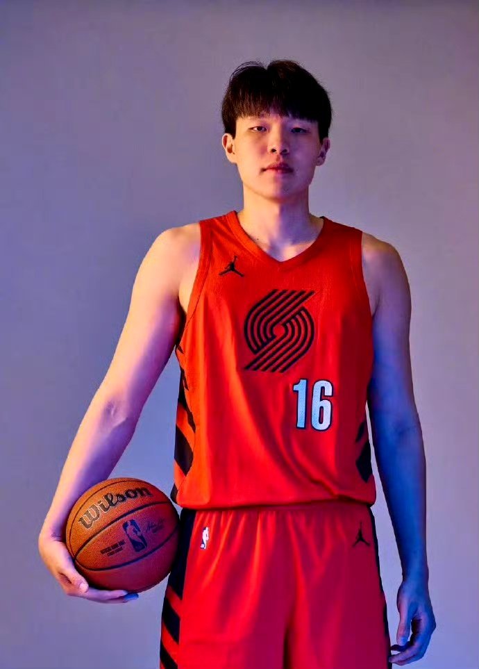 波特兰球迷正因中国新秀杨瀚森连续15场遭雪藏而集体退掉价格过万美元的季票，甚至有