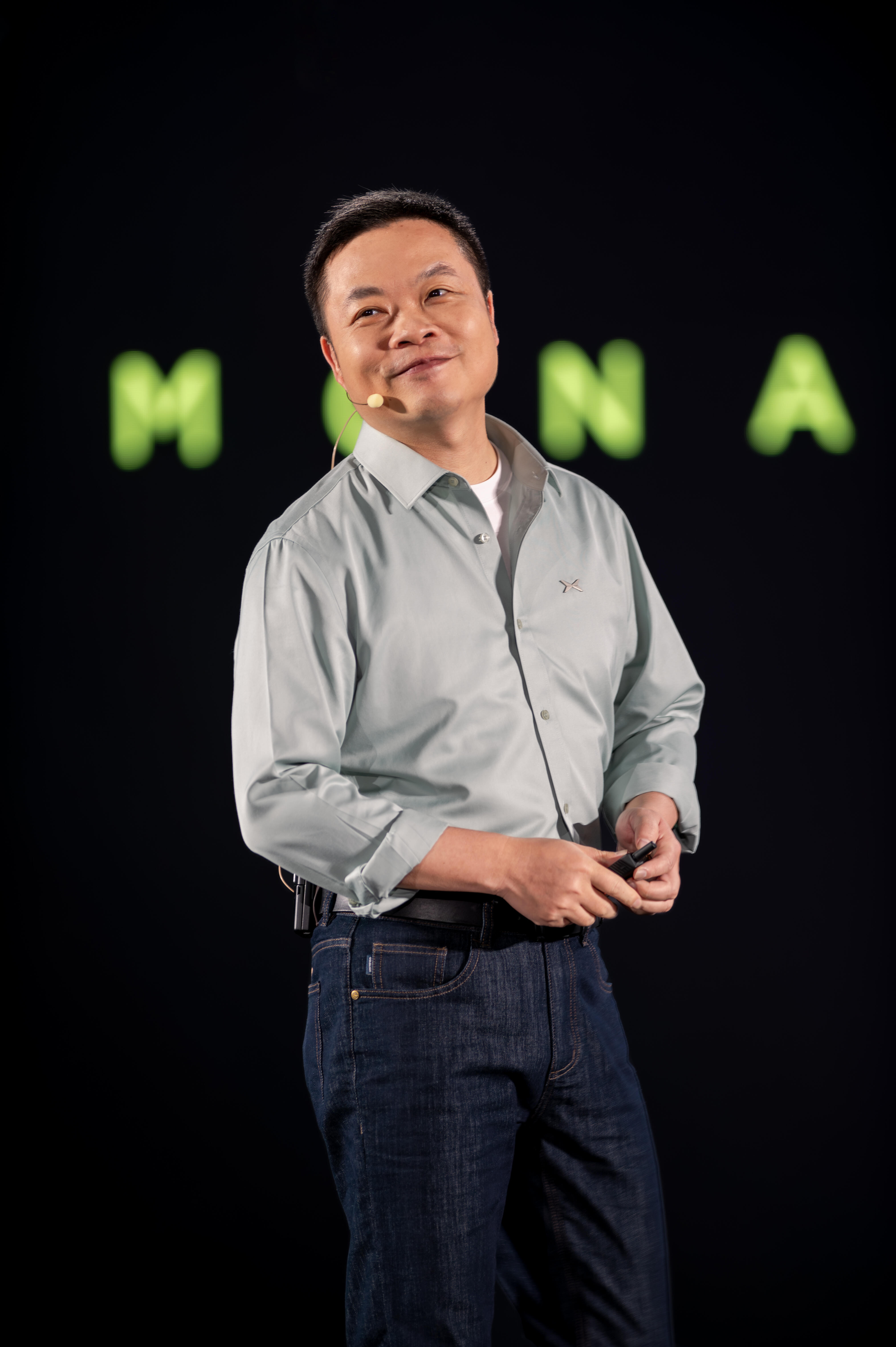 老板真是坦坦荡荡的，主动吐槽自己英语不行。但比起标准无瑕的播音腔，带着本土气息的