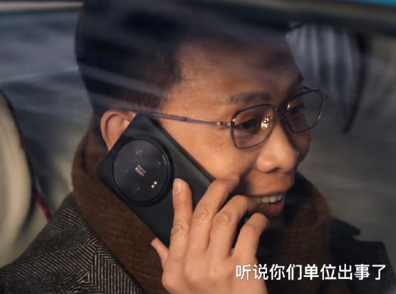 《以法之名》里张译用的这是啥手机，有人认出来不？[吃瓜] ​​​