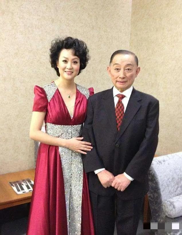 与京剧表演艺术家梅葆玖先生合影的这位身材颀长，容貌秀丽，仙风神韵的女士是刘秀荣的