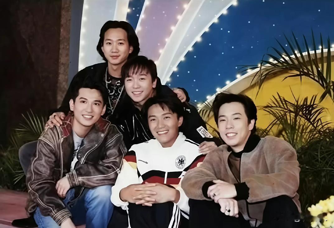 90年代初TVB综艺录影棚后台，Beyond乐队受邀请参加节目。偶遇同期录综艺的
