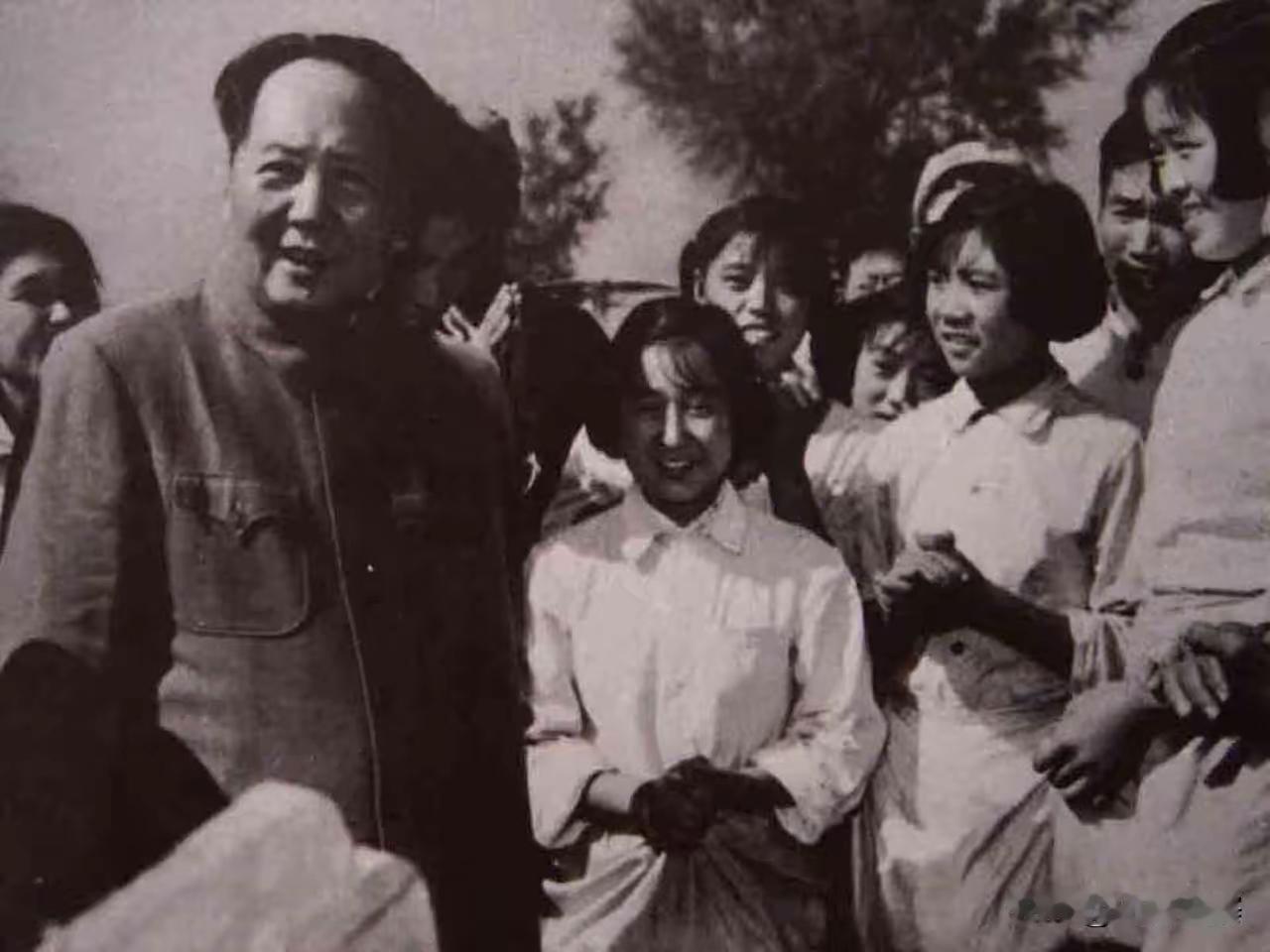 棉田如雪映初心，一帧暖影记深情
 
秋日邯郸，晴空万里，广袤田野里别有一番动人景