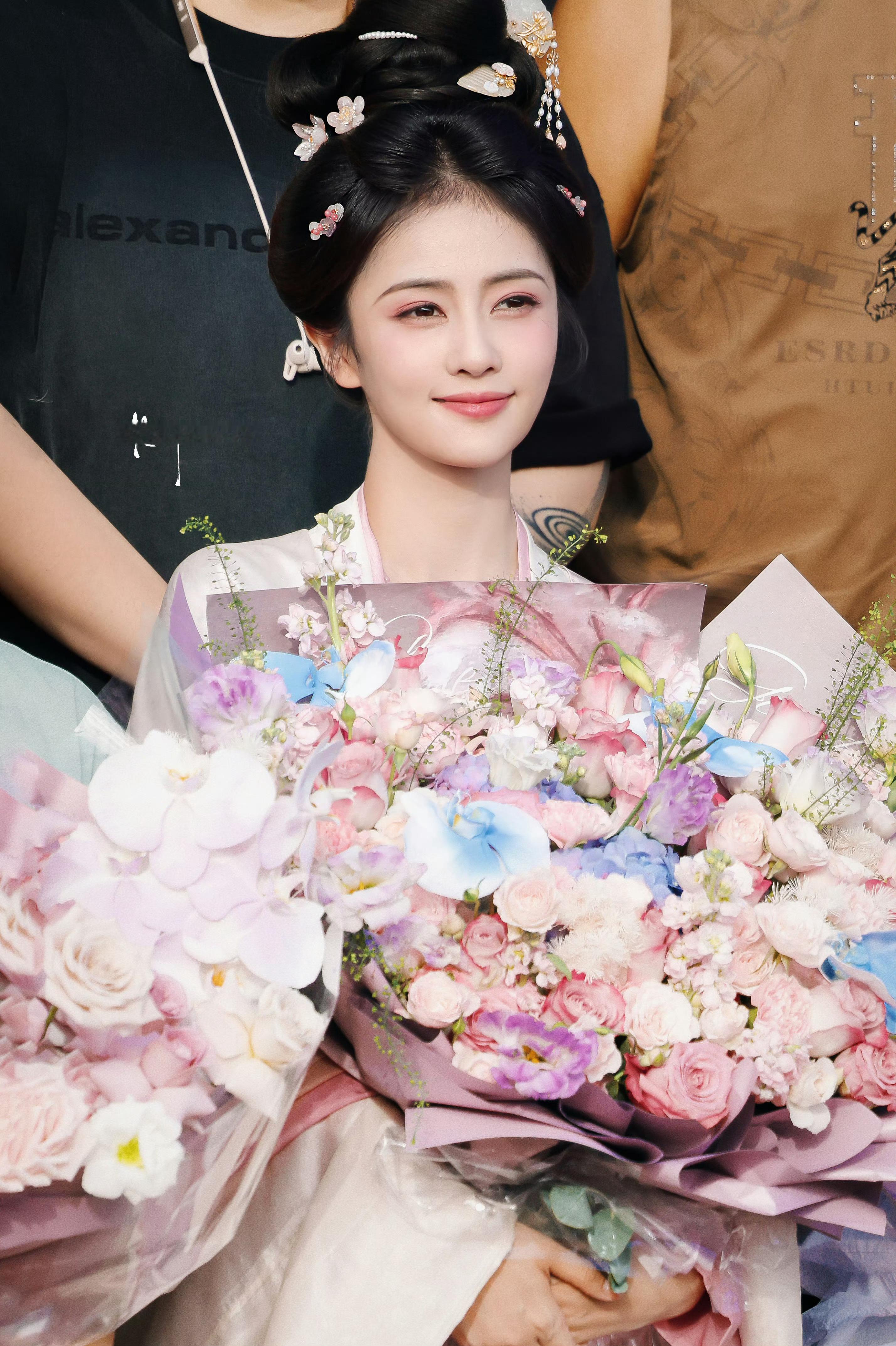 莫离  🩵白鹿叶璃 ﻿ 🩵白鹿莫离﻿ “在遥远的追梦途中 你成为了我的光。”
