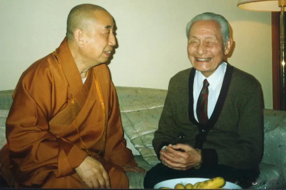 1993年，赵朴初（赵朴老）和原香港佛教联合会会长觉光法师在一起
在家看赵朴老相