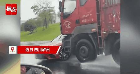 四川泸州，一女子的朋友开车外出时，与一辆大货车发生碰撞，可是大货车并未减速，而是