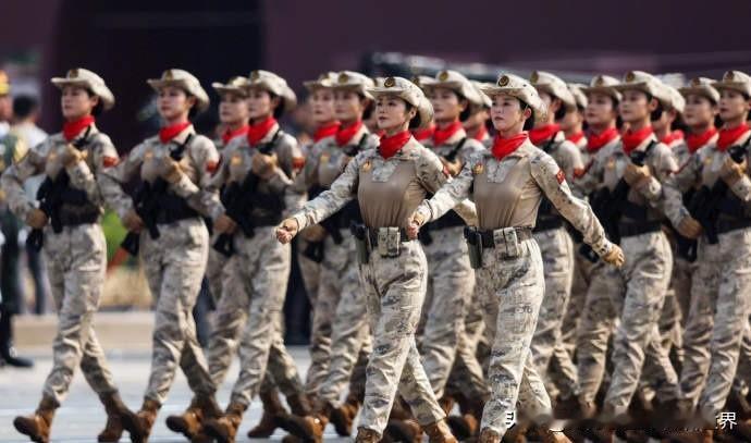 本次阅兵，很多人都提到了一个同样的问题，说特喜欢穿长裤的女兵方队，比穿红裙子好看