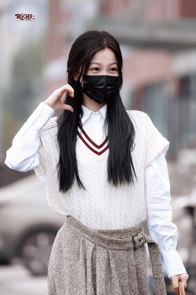 虞书欣白衬衫学院风毛衫look  虞书欣温柔学姐风 虞书欣温柔学姐风，虞书欣白衬