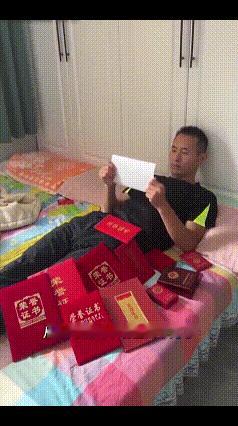 荣誉铭记过往，前路自闯新篇！
满床鲜红的荣誉证书，是军旅生涯最好的勋章，见证了数