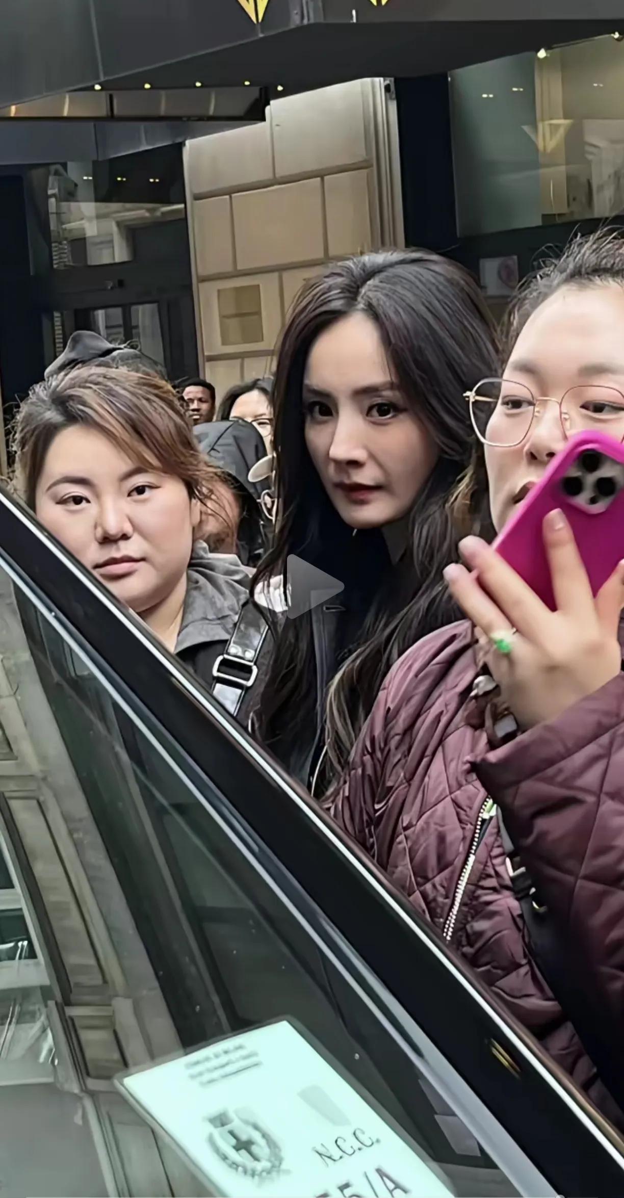 杨幂跟两个普通女人站一起，显得五官深隊，阴森，有点凶相。