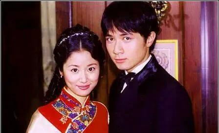 在《情深深雨蒙蒙》中，古巨基饰演的何书桓斯文儒雅，特别贴合原著。
他一身国民书生