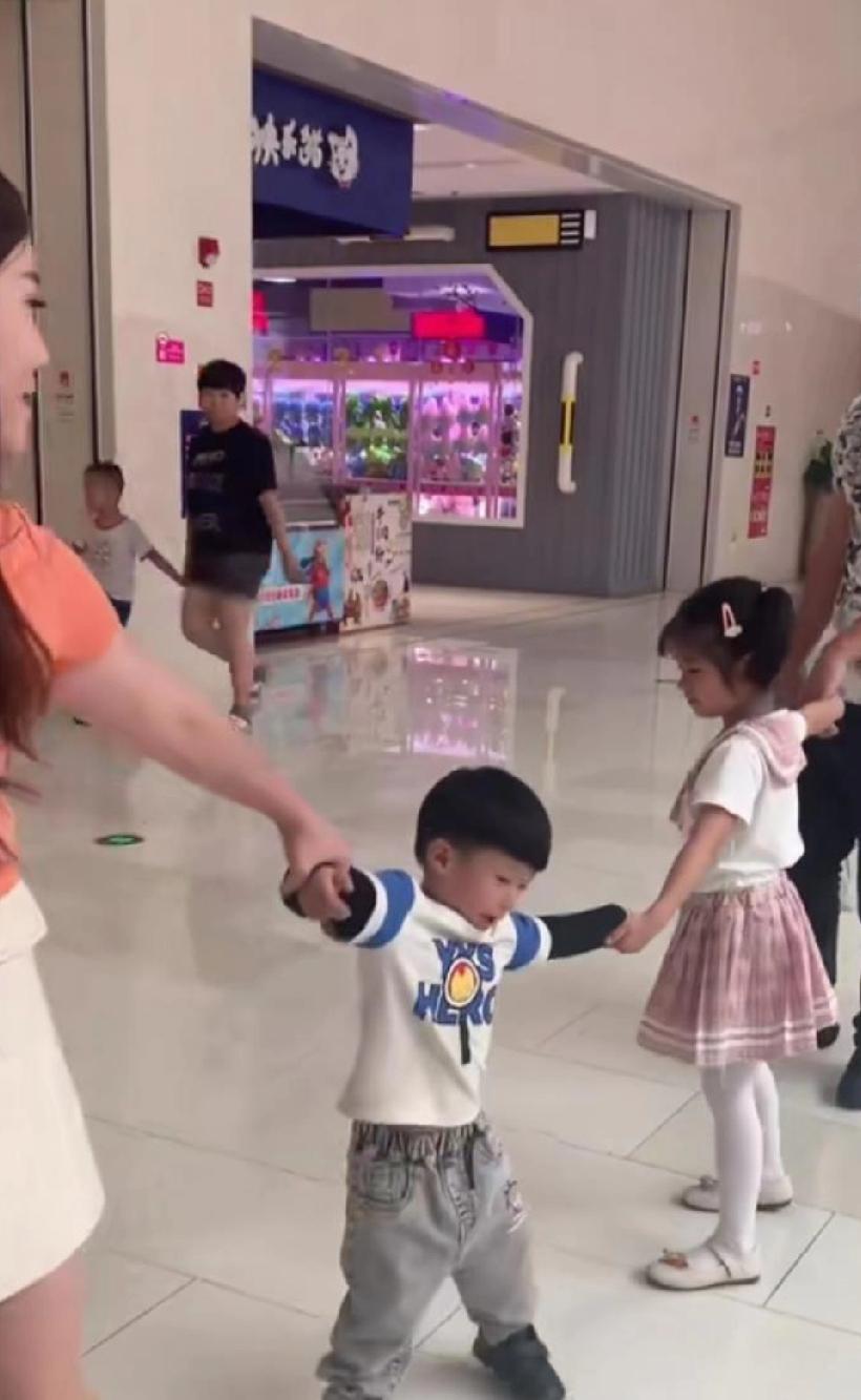 先低头不丢人，夫妻离婚一年后，妻子带着儿子，丈夫带着女儿在商场隅遇，姐弟俩一见面