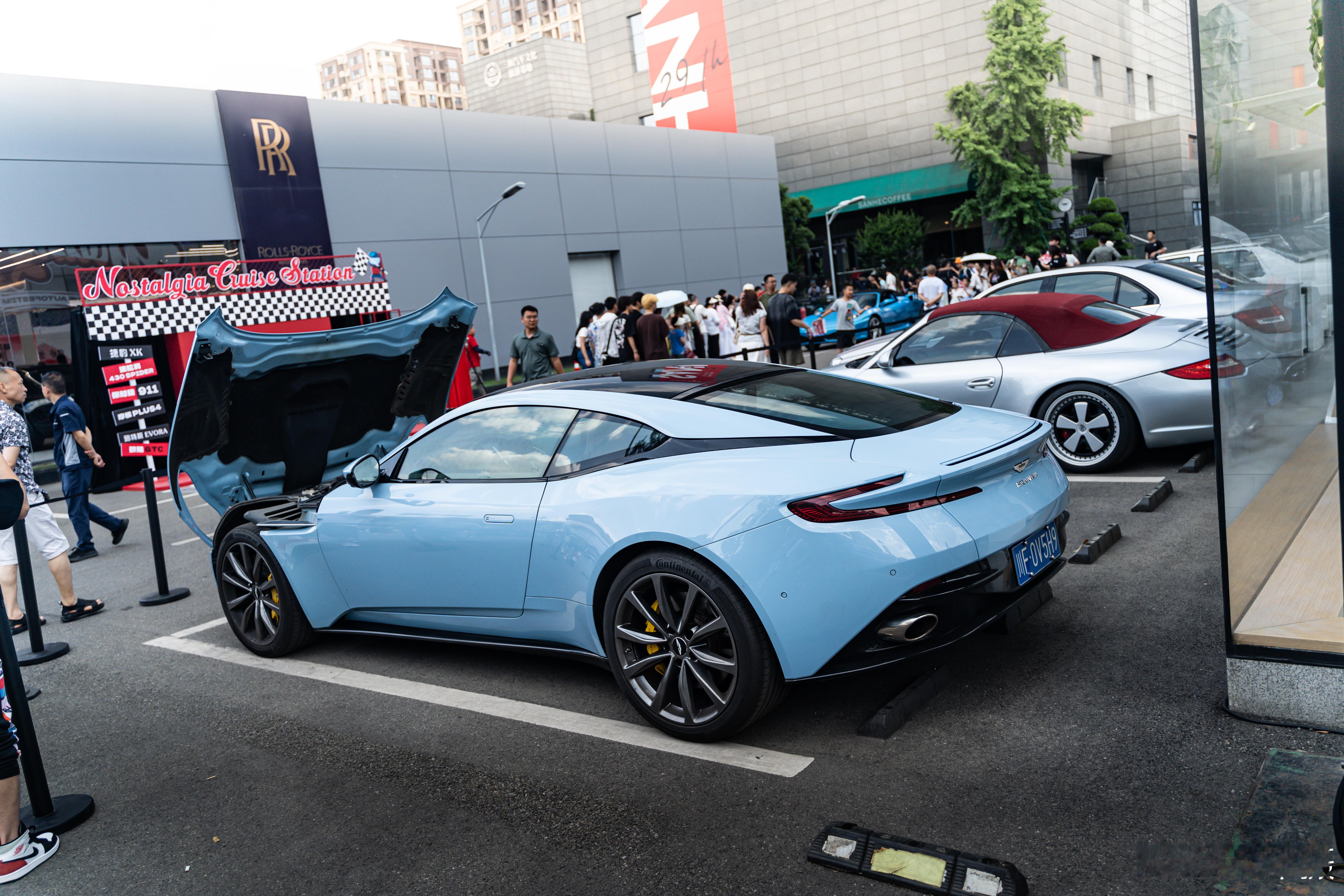 Aston Martin DB11淡蓝色车身，再配上蓝白内饰，简直不要太漂亮[抱