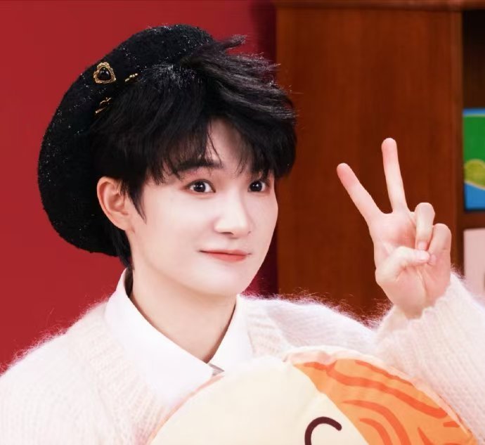 周深叮叮当当传到海外 周深春晚《吉量》太有魔力！传到英国纽卡斯尔，游行时几万人一