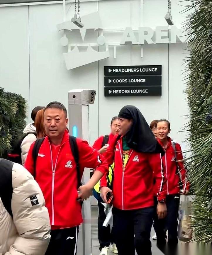 国乒教练邱贻可，这次在伦敦算是彻底放飞了。
一张照片传回来，队员们隔着屏幕恐怕都